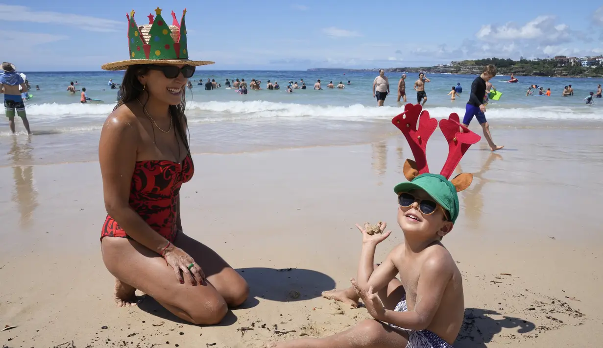 Oliver Henry yang berusia empat tahun dan ibunya Tika menikmati Pantai Bondi saat berlibur dari Kolombia di Sydney, Senin, 25 Desember 2023. (AP Photo/Rick Rycroft)