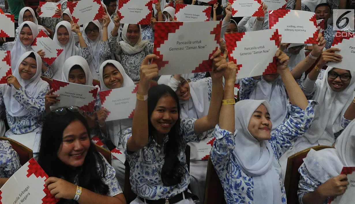 Keceriaan pelajar SMA saat pelatihan 1000 juru bicara Pancasila di Aula Universitas Terbuka, Pondok Cabe, Tangsel, Kamis (16/8). Aksi ini diikuti lebih dari 2000 ribu murid SMA dari wilayah Jakarta, Tangsel dan Depok. (Merdeka.com/Arie Basuki)