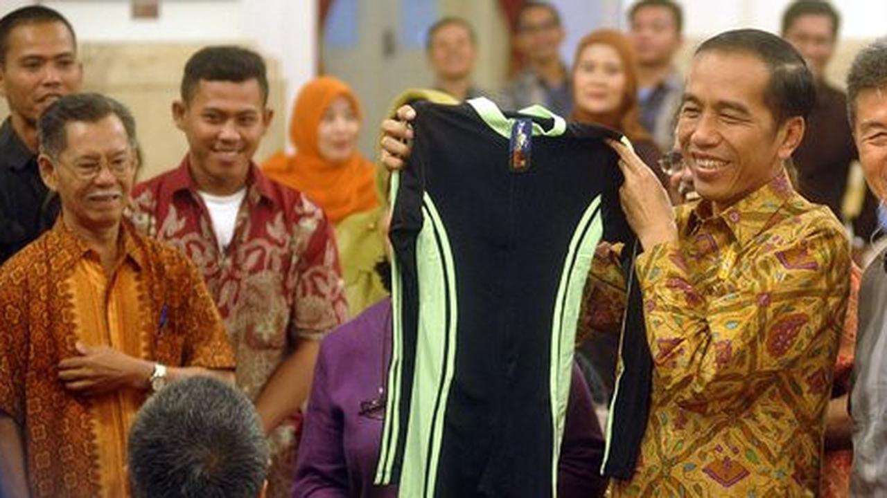 Undang pedagang ke Istana, Jokowi dihadiahi baju renang dan burung