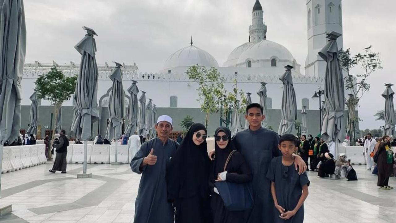 7 Potret Rizky Ridho Bintang Timnas Indonesia Umroh Bareng Keluarga, Ini Momen Spesialnya