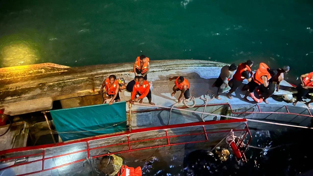 Momen Dramatis TNI AL Evakuasi 12 ABK KM Putra Kwantan Terbalik di Laut Arafuru, Lambung Kapal Ditempelkan Angkut Korban