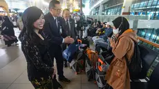 Direktur Utama Injourney Maya Watono (kiri) bersama Direktur Oprersional Injourney Airports Agus Haryadi (kanan) dan Direktur Komersial InJourney Airports Veri Y. Setiady (kedua kiri) berbincang dengan calon penumpang usai memberikan paparan terkait kesiapan angkutan Lebaran di Terminal 3 Bandar Udara Internasional Soekarno–Hatta, Tangerang, Banten, Rabu (11/3/2026). (merdeka.com/Arie Basuki)