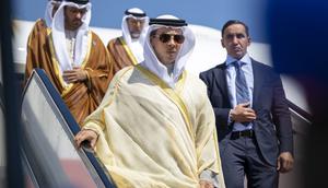 Foto yang diberikan oleh Pengadilan Kepresidenan UEA ini menunjukkan Wakil Presiden dan Wakil Perdana Menteri UEA, Sheikh Mansour bin Zayed al-Nahyan, tiba di Bandara Internasional Sharm el-Sheikh pada 13 Oktober 2025, menjelang KTT Perdamaian Sharm El-Sheikh. (Eissa AL-HAMMADI/AFP)