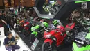 Pengunjung melihat pameran Indonesia Motorcycle Show (IMOS) 2018 di JCC, Jakarta, Rabu (31/10). IMOS 2018 berlangsung pada 31 Oktober hingga 4 November 2018. (Liputan6.com/Angga Yuniar)
