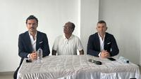 Malut United FC mengumumkan kerja sama dengan Benfica di Stadion Gelora Kie Raha, Ternate, Jumat (15/5/2026). Acara itu dihadiri Direktur Utama PT Maluku Sejahtera selaku perusahaan induk Malut United, Dirk Soplanit (tengah), bersama perwakilan Benfica, yakni Benfica International Business Manager, Lourenco dos Reis Ferreira (kiri), serta Benfica International Technical Coordinator, Davide da Rocha Gomes. (Bola.com/Gregah Nurikhsani)