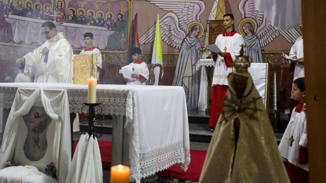Umat ​​Kristen Palestina mengambil bagian dalam  misa Paskah di Gereja Keluarga Kudus yang digelar di tengah konflik antara Israel dan Hamas yang masih berlanjut, di Kota Gaza, Minggu 31 Maret 2024. Foto: REUTERS / Dawoud Abu Alkas