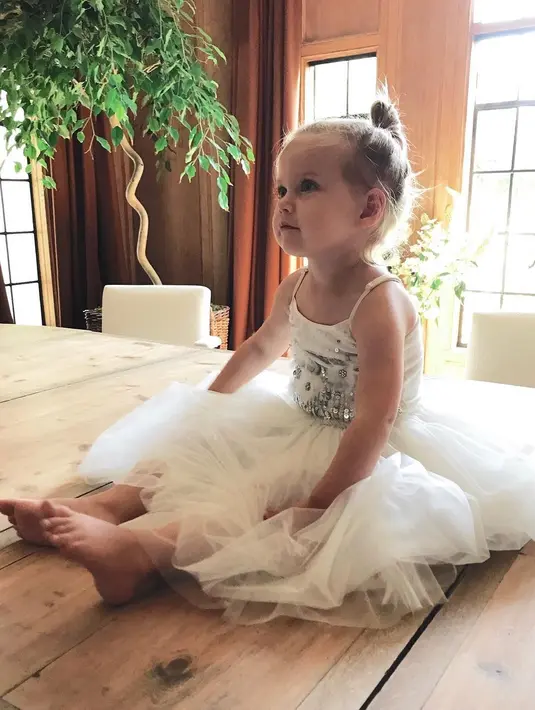 Dalam sebuah video, Poppy berteriak "kami akan kedatangan bayi laki-laki." (instagram/nateberkus)