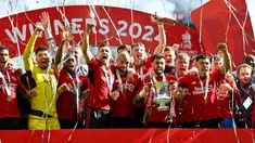 Dua wonderkid berusia 19 tahun, Alejandro Garnacho dan Kobbie Mainoo menjadi pahlawan kemenangan 2-1 Manchester United atas Manchester City di final Piala FA 2023/2024 di Wembley Stadium, London, Sabtu (25/5/2024). Berkat gol keduanya, Manchester United memastikan merebut trofi ke-13 nya di Piala FA, hanya berselisih satu trofi dengan pemegang rekor Piala FA terbanyak, Arsenal dengan 14 trofi. Hasil ini juga memastikan MU akan berlaga di Liga Europa musim depan lewat jalur juara Piala FA. (AFP/Justin Tallis)