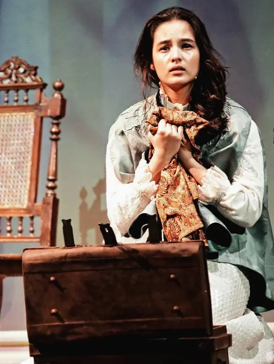 "Pastinya dengan membagikan buku donasi, menyumbang, melihat antusias di sana aku benar-benar bersyukur, dan terharu, ternyata banyak sekali anak-anak minat membaca," ujar Chelsea Islan. (Instagram/chelseaislan)