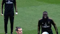 Penyerang Real Madrid, Gareth Bale (depan) mengontrol bola saat mengikuti sesi latihan tim di fasilitas olahraga Real Madrid City di Madrid (17/12/2019). Real Madrid akan bertanding melawan Barcelona dalam laga El Clasico di Nou Camp. (AFP/Javier Soriano)