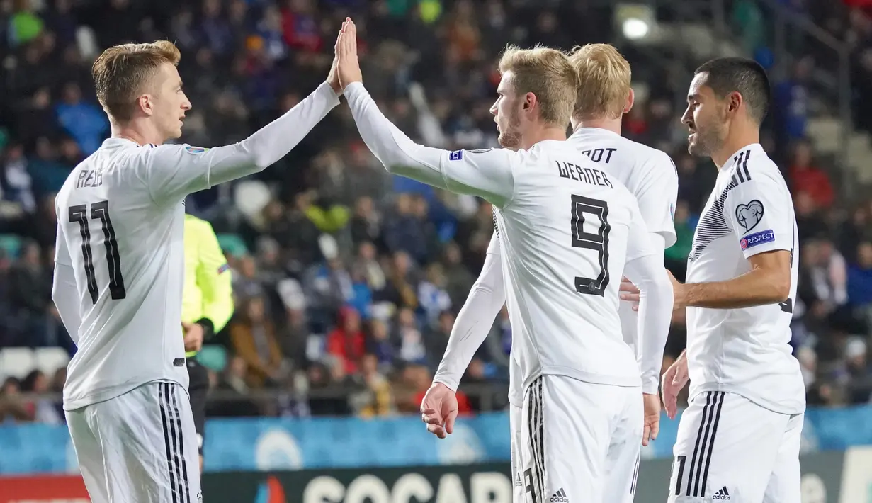 Penyerang Jerman, Timo Werner (9) berselebrasi dengan rekan-rekannya usai mencetak gol ke gawang Estonia pada pertandingan grup C kualifikasi Euro 2020 di Tallinn, Estonia (13/10/2019). Jerman menang telak 0-3 atas Estonia. (AFP Photo/Janek Skarzynski)