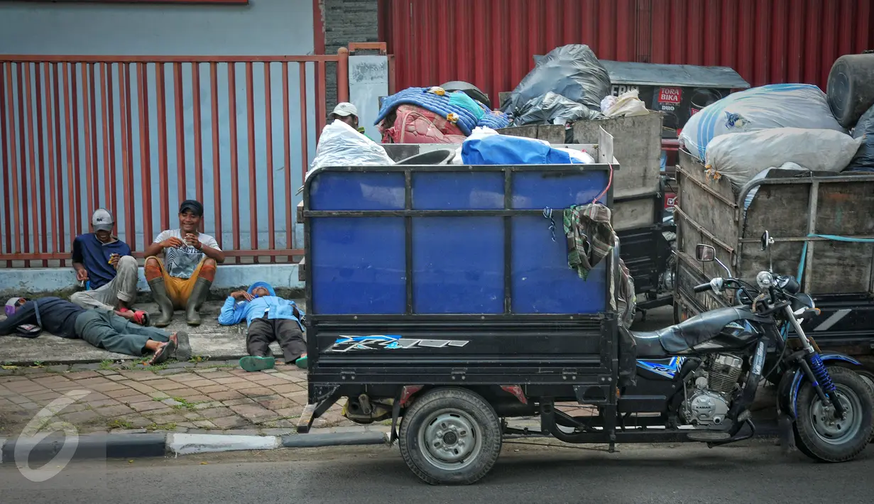 Petugas menunggu mobil truk sampah di kawasan Kelapa Dua, Jakarta, Selasa (8/3/2016). Karena Kebon Jeruk belum mempunyai tempat penampungan sampah, untuk sementara sampah akan dipindahkan ke kawasan Rawa Belong. (Liputan6.com/Faisal R Syam)