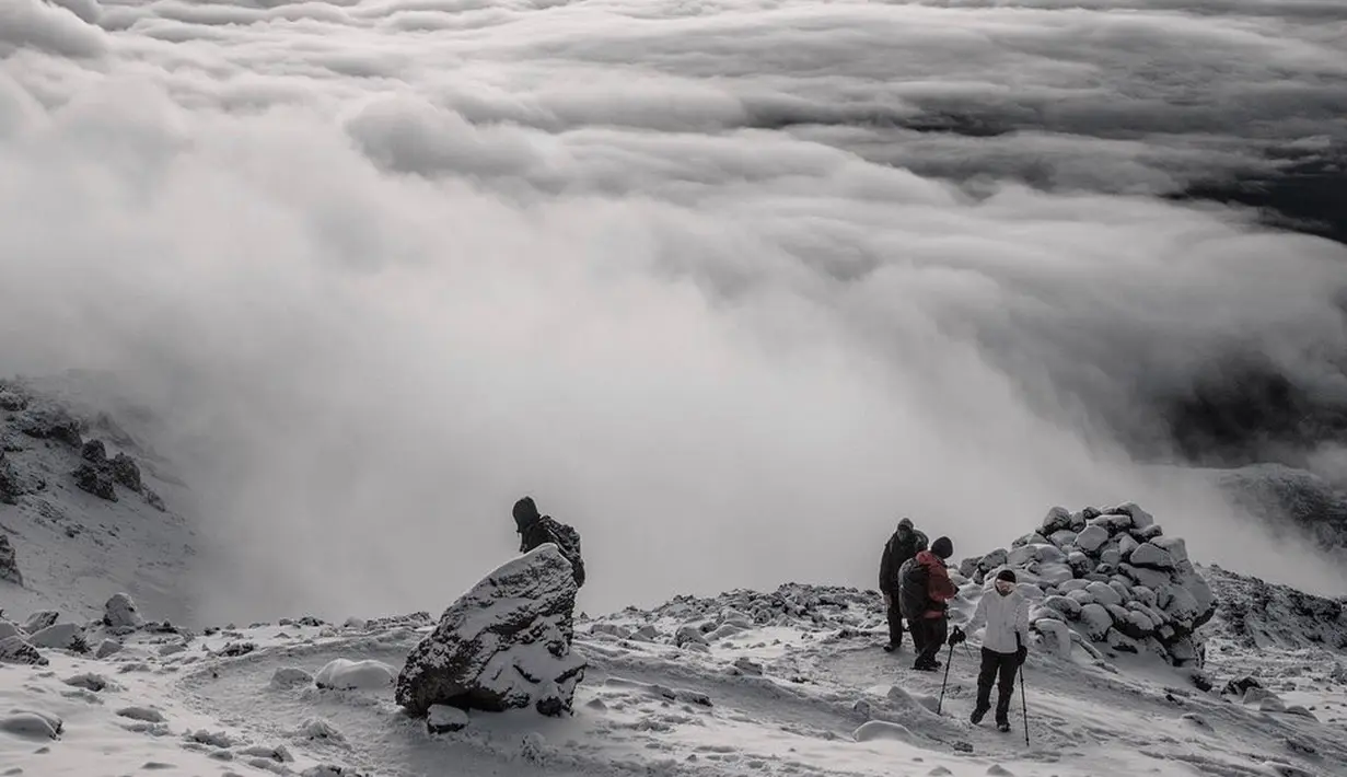 "Karena negara gue jauh banget, gue nggak mungkin terbang ke Afrika naik gunung ini lagi. Mati pun aku akan naik! Padahal gue yang paling slow gitu kan, karena orangnya bilang, 'Kalau kamu mau naik ke atas, kamu harus pelan-pelan',” lanjutnya. (Instagram/ralineshah)