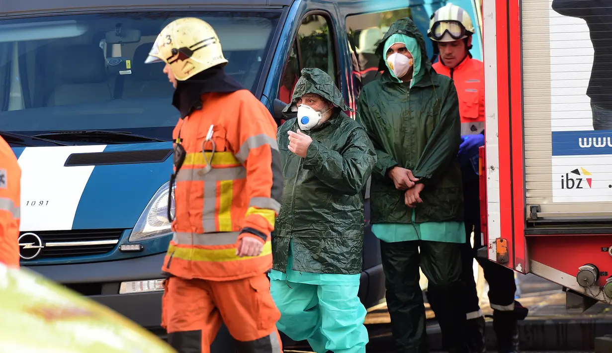 Petugas satuan dekontaminasi saat tiba di Masjid Agung Brussels, Belgia, setelah ditemukan paket berisikan serbuk putih yang dikhawatirkan Anthrax, Kamis (26/11). Petugas juga mengevakuasi 11 orang didekontaminasi. (AFP PHOTO/EMMANUEL Dunand)