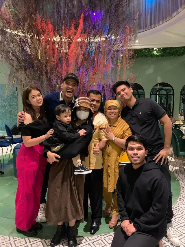 6 Potret Kedekatan Rebecca Klopper dan Keluarga Fadly Faisal, Gala Sky Tak Mau Lepas