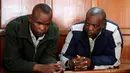 Pengusaha Samuel Kamau Karanja (kanan) dan saudaranya Henry Muiruri Karanja saat di pengadilan Magistrates Court di Nairobi , Kenya (3/5/2016). Wakil Gubernur Nairobi curiga ada kejanggalan waktu pembangunan gedung tersebut. (REUTERS / Thomas Mukoya) 