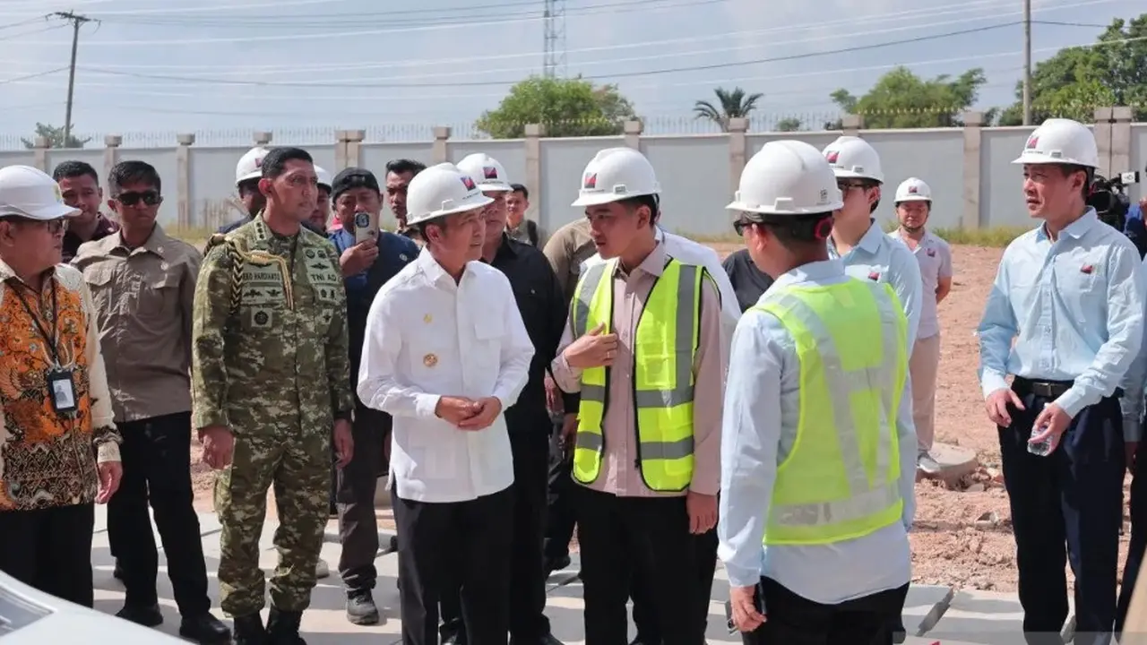 Wakil Presiden (Wapres) Gibran Rakabuming Raka meninjau progres pembangunan Pengolahan Sampah menjadi Energi Listrik (PSEL).