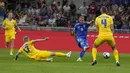 Gelandang Timnas Italia, Davide Frattesi (tengah) melepaskan tendangan yang menghasilkan gol pertama timnya ke gawang Timnas Ukraina pada laga Grup C Kualifikasi Euro 2024 di San Siro Stadium, Milan, Rabu (13/9/2023) dini hari WIB. (AP Photo/Antonio Calanni)