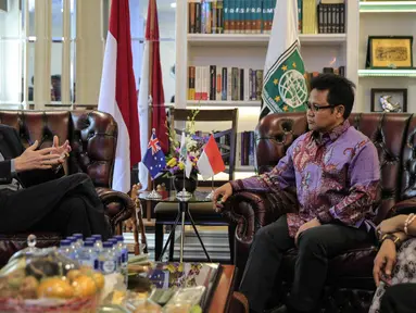 Duta Besar Australia untuk Indonesia, Paul Grigson berbincang dengan Ketua Umum PKB Muhaimin Iskandar di DPP PKB, Jakarta, Rabu (25/10). Kunjungan Paul ke DPP PKB untuk mengenal lebih jelas demokrasi dan politik di Indonesia. (Liputan6.com/Faizal Fanani)