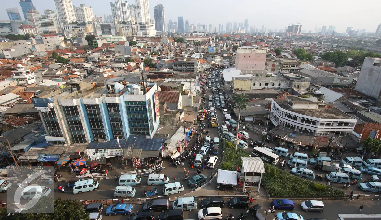 Suasana kemacetan di kawasan Tanah Abang, Jakarta, Jumat (16/9). Kurangnya pengawasan membuat kawasan tersebut kembali semrawut akibat banyaknya PKL serta angkutan umum yang mengetem sembarangan. (Liputan6.com/Immanuel Antonius)