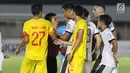 Pemain Madura United FC melakukan protes kepada wasit Adi Riyanto saat laga melawan Bhayangkara FC pada lanjutan Shopee Liga 1 Indonesia 2019 di Stadion Madya Gelora Bung Karno, Jakarta, Senin (5/8/2019). Laga kedua tim berakhir imbang 1-1. (Liputan6.com/Helmi Fithriansyah)