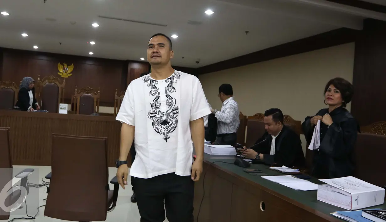 Saipul Jamil usai menjalani sidang di Pengadilan Tipikor, Jakarta, Senin (19/9). Saipul Jamil menjadi saksi bersama Berthanatalia Ruruk Kariman dan Tugiman terkait kasus suap panitera pengganti Pengadilan Negeri Jakarta Utara. (Liputan6.com/Helmi Afandi)