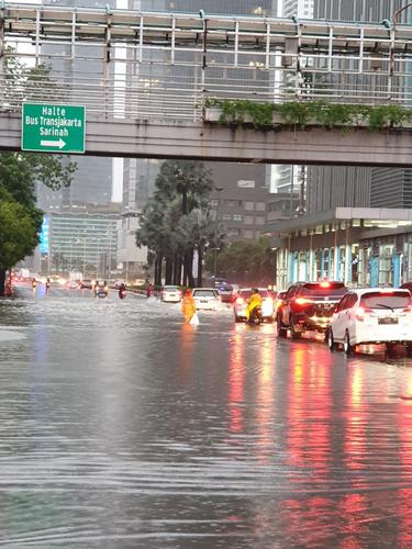 Banjir setinggi 20-30 cm terjadi di peremmpatan Sarinah, Jalan MH Thamrin, Jakarta Pusat. Saat ini hanya lajur paling kanan yang dapat dilintasi.