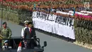 Presiden Joko Widodo di atas kendaraan memeriksa barisan pada upacara peringatan HUT ke-72 TNI di Dermaga Indah Kiat Merak, Cilegon, Banten, Kamis (5/10). Jokowi bertindak sebagai inspektur upacara dalam peringatan itu. (Liputan6.com/Angga Yuniar)   