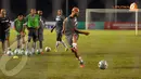 Penyerang Sergio van Dijk melakukan ekskusi bola mati dalam sesi latihan yang dipimpin langsung Jacksen F Tiago pada Jumat 19 Juli 2013 (Liputan6.com/Helmi Fithriansyah)