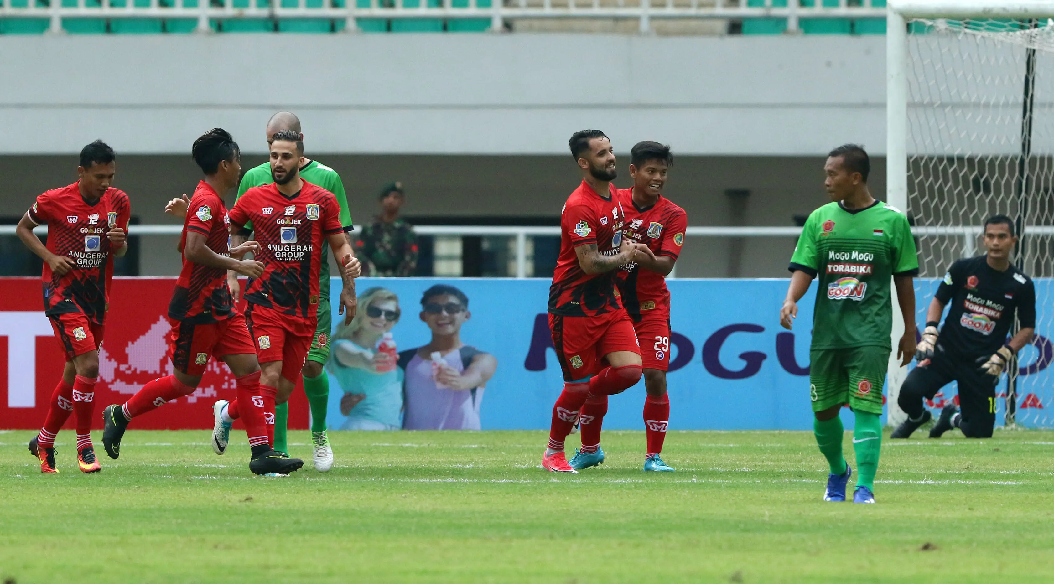 Pemain Persiba merayakan gol Marlon Da Silva de Moura (tengah) pada lanjutan Liga 1 melawan PS TNI di Stadion Pakansari, Cibinong, Kab Bogor, Jumat (5/5/2017). Laga kedua tim berakhir imbang 1-1. (Liputan6.com/Helmi Fithriansyah)