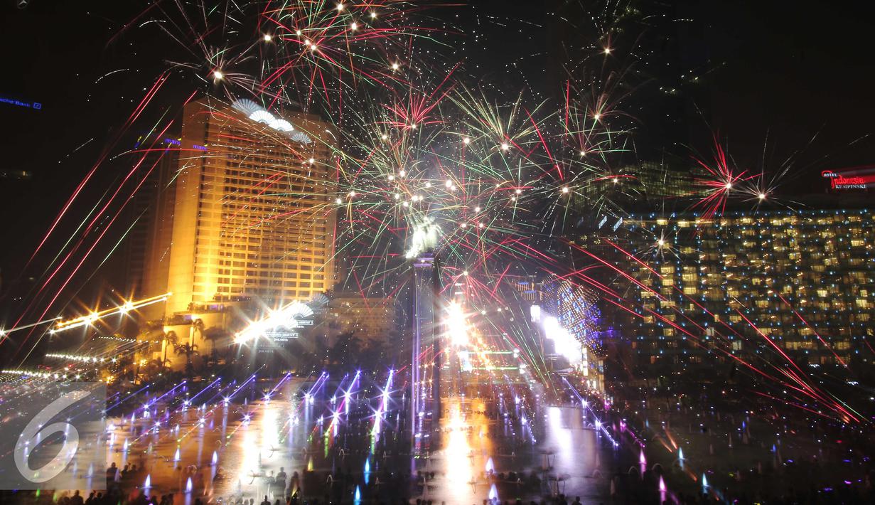 Kembang api menghiasi langit di kawasan Bundaran HI, Jakarta, Jumat (1/1/2016) malam. Kemeriahan kembang api tersebut merupakan bentuk perayaan pergantian tahun 2015 menuju 2016. (Liputan6.com/Angga Yuniar)