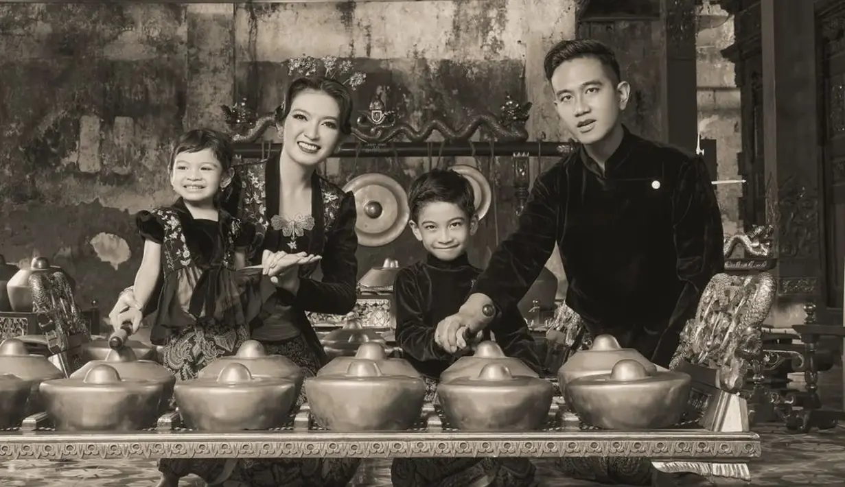 Dalam foto hitam putih, terlihat Gibran seolah tengah mengajari Jan Ethes bermain alat musik pukul tersebut. Sementara, Silvi tersenyum ke arah kamera sambil memangku sang putri. (Foto: Instagram/@riomotret)