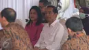 Presiden Jokowi didampingi Ibu Negara, Iriana, mengantre sebelum menyalurkan hak pilihnya pada Pilkada DKI 2017 di TPS 04 Gambir, Jakarta, Rabu (19/4). Jokowi terdaftar dalam DPT nomor 218, sedangkan Iriana di DPT nomor 219. (Liputan6.com/Angga Yuniar)