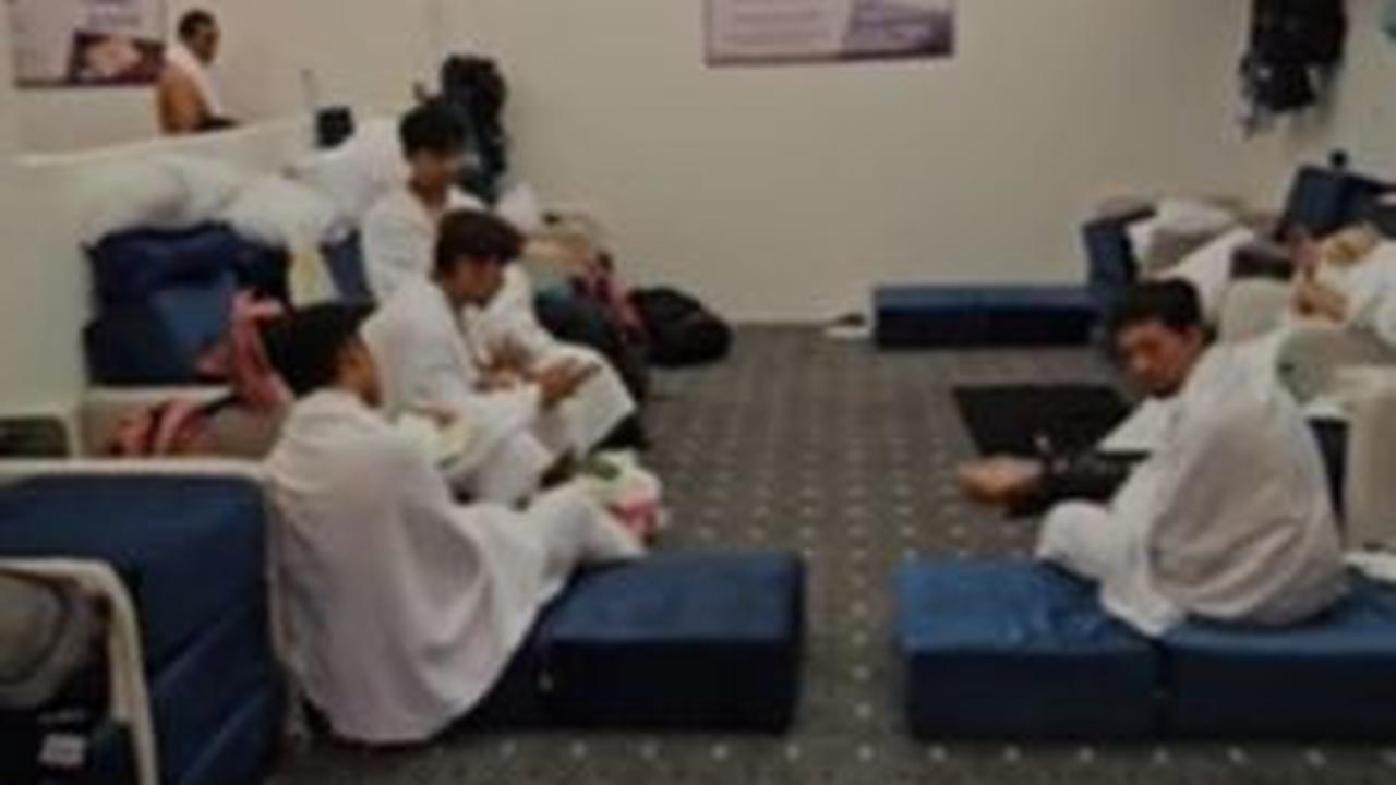 Pria bernama Gilar ini menunjukkan bagian dalam tenda jemaah Korea.  Terdapat sofa bed yang disusun rapi. Dalam video diketahui, tenda ini berisi sekitar 60 orang.