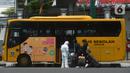 Bus sekolah menjemput pasien Covid-19 berstatus orang tanpa gejala (OTG) di Puskesmas Jatinegara, Jakarta, Selasa (22/9/2020). Sejumlah unit bus sekolah kini dialihfungsikan menjadi kendaraan untuk mengantar pasien Covid-19 berstatus OTG menuju RS Darurat Wisma Atlet. (merdeka.com/Imam Buhori)
