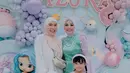 Fitri Tropica hadir bersama kedua putrinya mengenakan busana sentuhan warna putih dan peach. [@aurelie.hermansyah].