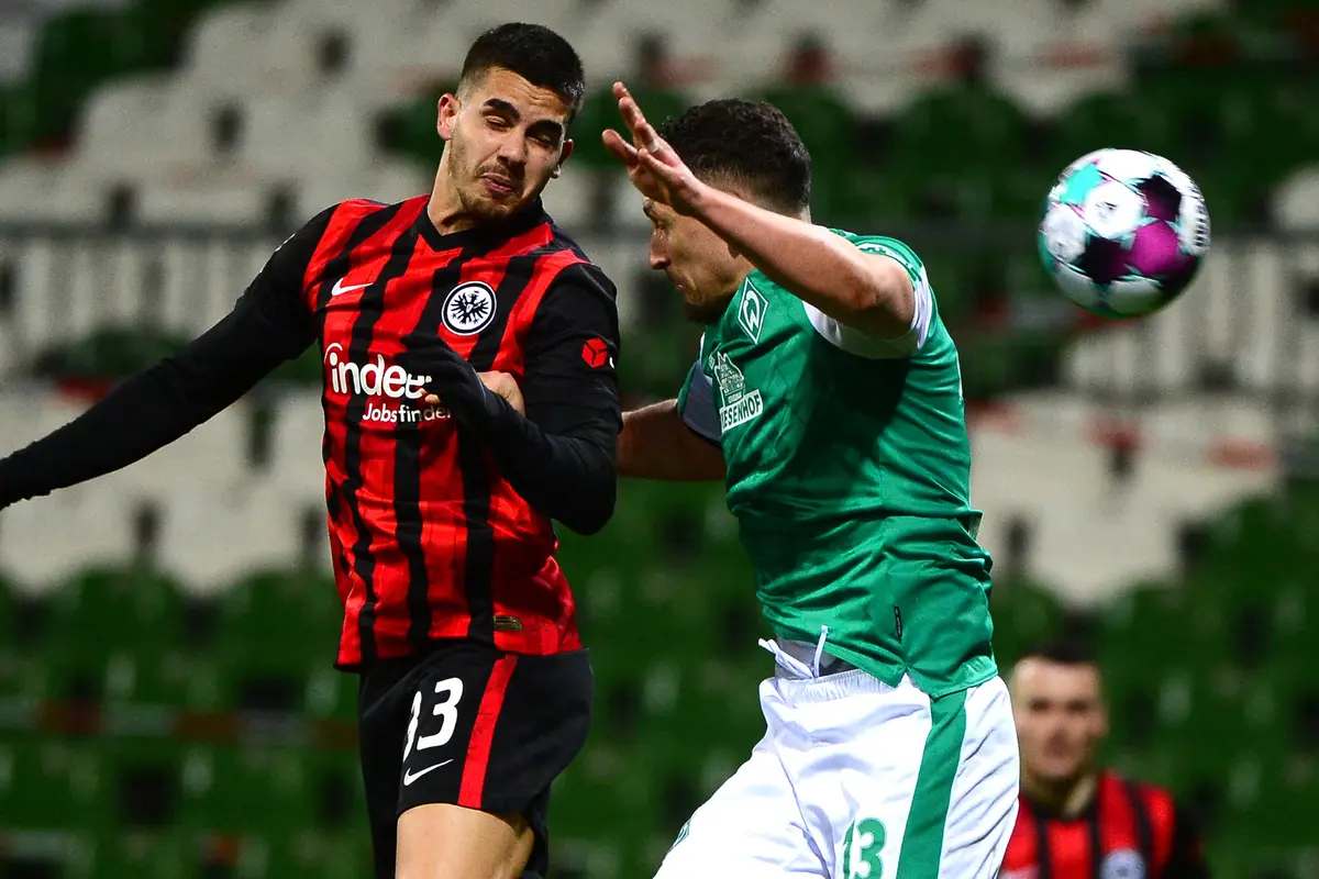 FOTO: Eintracht Frankfurt Gagal Menyodok ke Posisi 3 usai Kalah 1-2 dari Werder Bremen ; Andre Silva; Milos Veljkovic