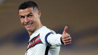 Nama pertama ada Cristiano Ronaldo. Piala Dunia 2022 akan menjadi edisi kelimanya bersama Timnas Portugal. CR7 sendiri telah mengoleksi 188 caps dan 177 gol untuk Seleccao. Pada tahun ini, Ronaldo telah berumur 37 tahun dan empat tahun lagi usianya akan menginjak 41 tahun. Hal tersebut membuat edisi kali ini mungkin akan menjadi ajang terakhir bagi sang bintang. Di Qatar, Ronaldo dkk tergabung dalam Grup H bersama Uruguay, Ghana, dan Korea Selatan. (AFP/Pedja Milosavljevic)