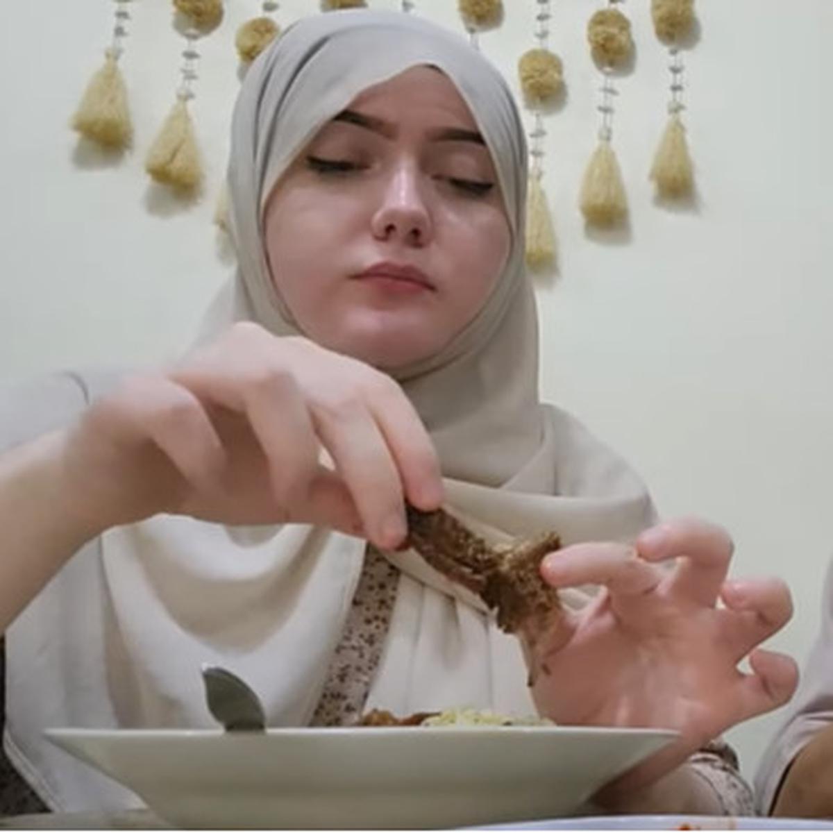 bule mencoba rawon
