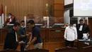 Terdakwa kasus dugaan pembunuhan berencana terhadap Brigadir Nofriansyah Yosua Hutabarat, Richard Eliezer (kiri) saat dihadirkan menjadi saksi dengan terdakwa Kuwat Ma'ruf dan Ricky Rizal di Pengadilan Negeri Jakarta Selatan, Jakarta, Kamis (30/11/2022). Dalam persidangan hari ini, ketiga terdakwa saling bergantian menjadi saksi untuk memberikan keterangan dalam sidang. (Liputan6.com/Herman Zakharia)