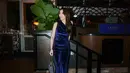 Hadiri event di Singapura, Aaliyah tampil berkelas dengan jumpsuit berbahan velvet model one shoulder. Aaliyah pun membawa tas hitam dari Chanel dengan tali rantai. Ia mengenakan aksesori gelang dan cincinnya.  [@aaliyah.massaid]