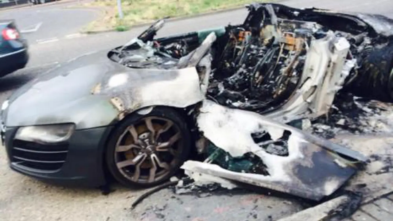 Tragis, Audi R8 Lumer Dilalap Api