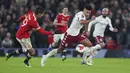 Penyerang Aston Villa,  Ollie Watkins membawa bola dari kejaran bek Manchester United, Raphael Varane pada pertandingan putaran ketiga Piala FA di stadion Old Trafford di Manchester, Inggris, Selasa (11/1/2022). Berkat hasil ini, MU berhak lolos ke putaran keempat dan akan menghadapi Middlesbrough.