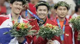 Pebulutangkis tunggal putra, Taufik Hidayat (tengah) berhasil kalahkan Shon Seung-mo dari Korea Selatan di babak final Olimpiade Athena 2004. Dirinya menjadi satu-satunya kontingen yang mampu bawa medali emas untuk Indonesia di ajang Olimpiade itu. (Foto: AFP)