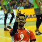 Pevoli putra Surabaya Samator, I Putu Randu W meluapkan ekspresinya saat berlaga melawan Jakarta Pertamina Energi 3-2 di Pertamina Proliga 2015, GOR Dome Balikpapan, (8/2/2015). Surabaya Samator unggul 3-2.(Liputan6/com/Helmi Fithriansyah)