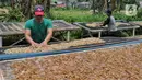 Pekerja menjemur kulit sapi untuk pembuatan kerupuk kulit produksi rumahan di Katulampa, Bogor, Jawa Barat, Sabtu (17/9/2022). Penyaluran kredit usaha rakyat (KUR) makin membesar tahun depan.  Pemerintah akan menaikkan target penyaluran KUR menjadi Rp 460 triliun di 2023. (Liputan6.com/Angga Yuniar)