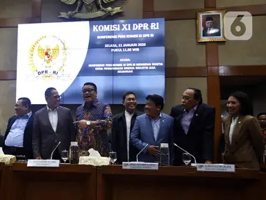 Ketua Komisi XI DPR RI Dito Ganinduto (keempat kiri) bersama Anggota Komisi XI foto bersama di Ruangan Komisi XI, Kompleks Parlemen, Senayan, Jakarta, Selasa (21/1/2019). Komisi XI sepakati membentuk Panja pengawasan kinerja industri jasa keuangan. (Liputan6.com/Johan Tallo)