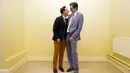 Richard Dowlin dan Cormac Gollogly berpose selama proses pernikahan mereka di kantor the South Clonmel Community Care Centre di Irlandia, (17/11/2015). Dowlin dan Gollogly adalah pasangan gay pertama yang menikah di Irlandia. (REUTERS/Cathal McNaughton)