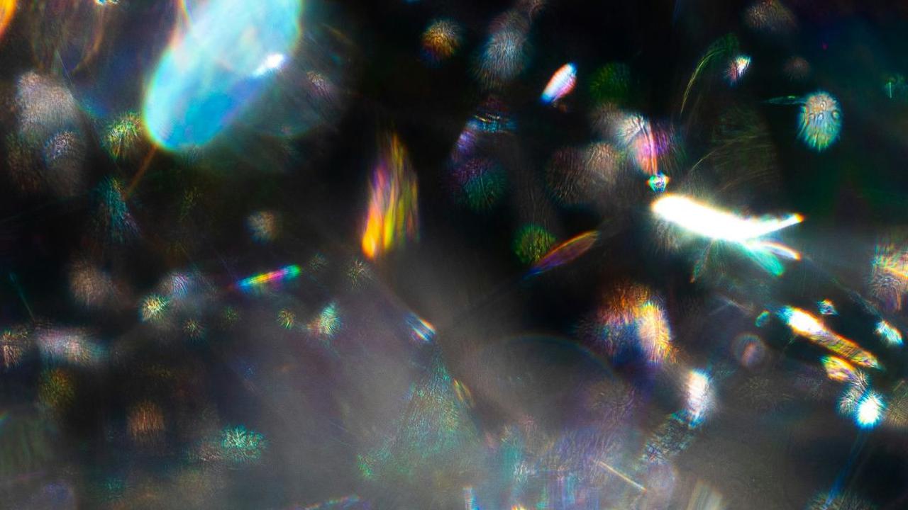 Berlian adalah salah satu bentuk allotropi dari karbon yang memiliki struktur kristal. Ini adalah substansi alam yang sangat keras, transparan, dan memiliki kemampuan luster yang tinggi. Berlian dikenal sebagai batu permata yang paling keras dan sering di