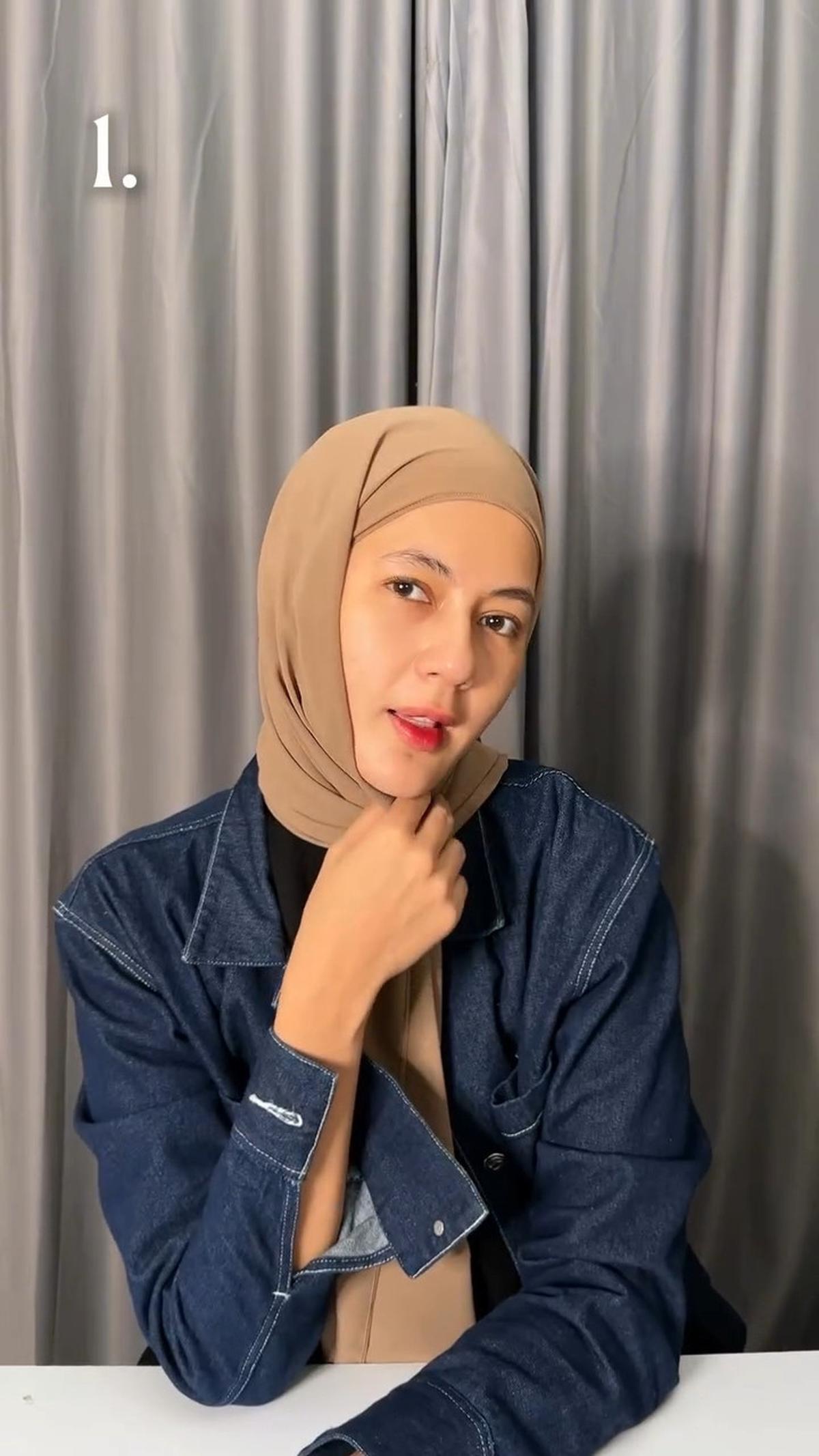 4 Potret Look Hijab ala Paula Verhoeven Tanpa Peniti dan Jarum Pentul